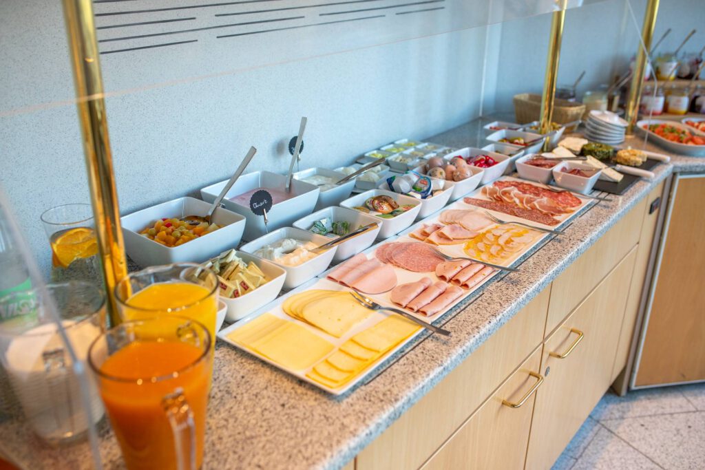 Frühstücksbuffet im Hotel Stranddistel auf Norderney mit frischen regionalen Produkten