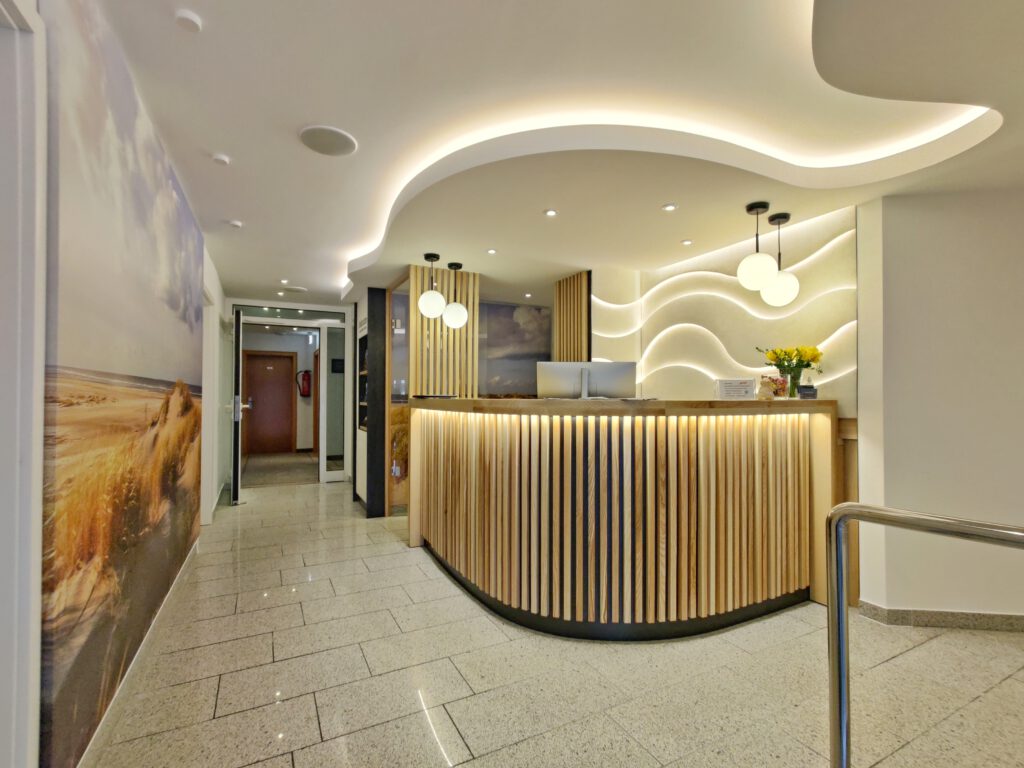 Rezeption im Hotel Stranddistel auf Norderney – persönlicher Empfang