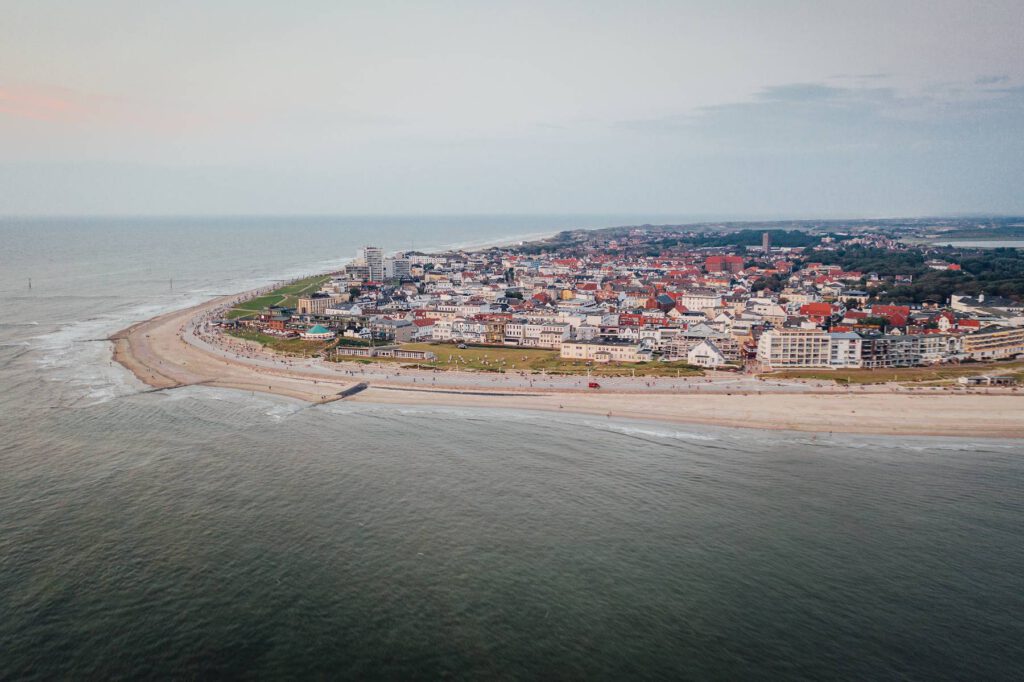 Luftaufnahme von Norderney mit Weststrand, Stadt und Nordsee