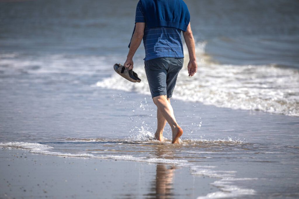 Barfuß durch die Nordsee am Strand von Norderney