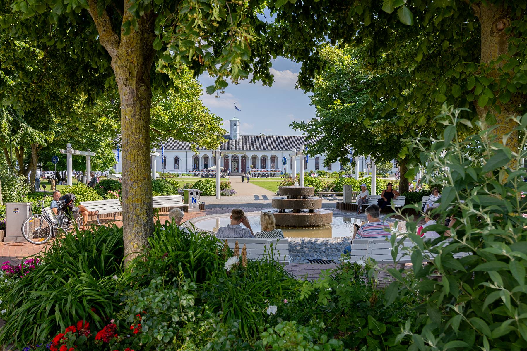 Kurplatz Norderney mit Brunnen und Conversationshaus