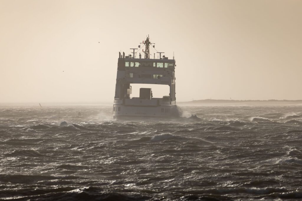 Fähre der Reederei Frisia bei Sturm vor Norderney