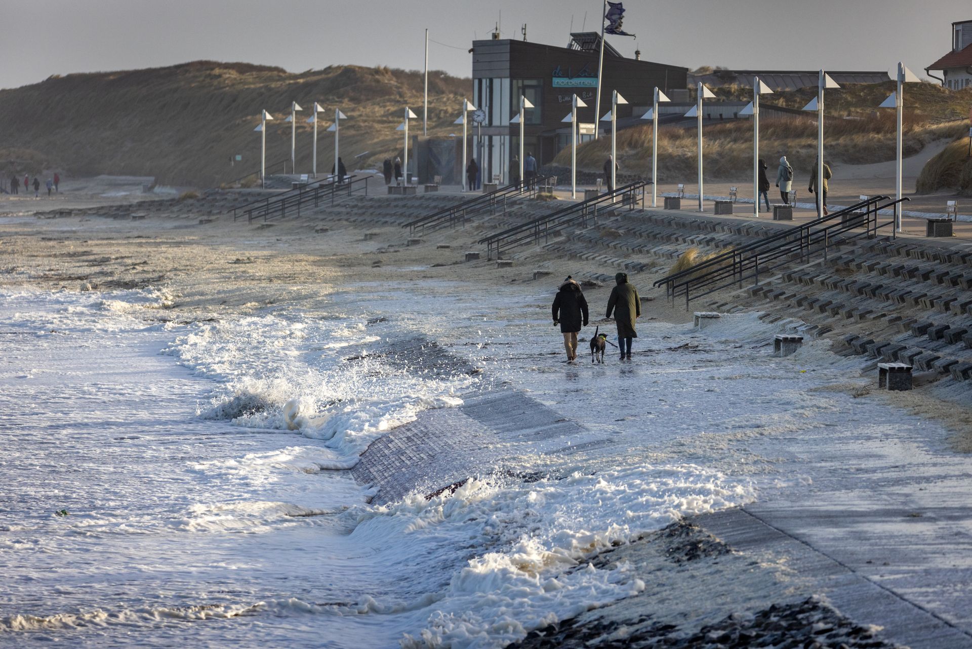 Sturmflut an der Weststrandpromenade auf Norderney: Brandung läuft über die Strandmauer