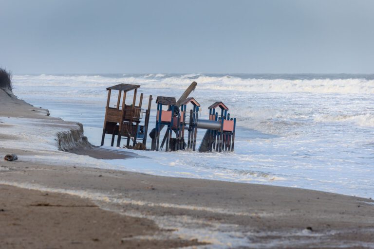 Strandkörbe in der Brandung am Weststrand von Norderney bei Sturmflut